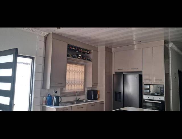 5 BEDROOM HOUSE FOR SALE IN MEADOWLANDS